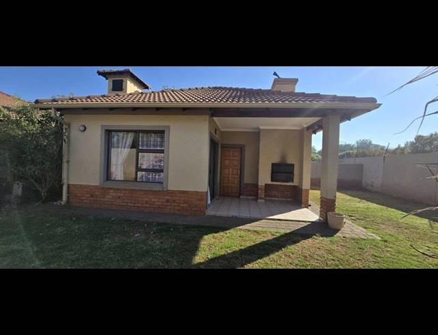 3 BEDROOM TOWNHOUSE FOR SALE IN SINOVILLE